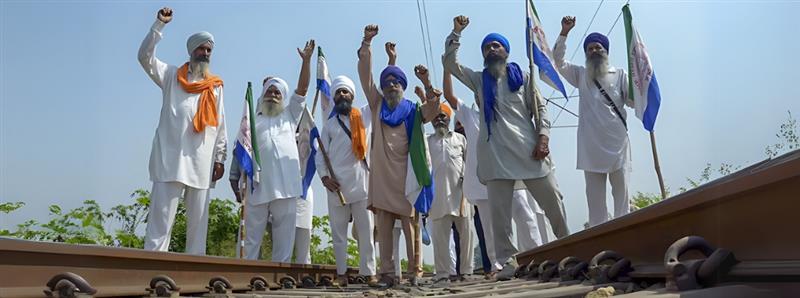 Clash Erupted Between Farmers and Cops in Bathinda Over Paddy Issues